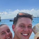 Familia a bordo: el cantante que muestra cómo es vivir y trabajar en un crucero con su esposa y su hija de 2 años