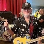 Violento robo al músico Alambre González: lo golpearon en su departamento, lo ataron y se llevaron sus guitarras