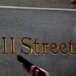 Turbulencia en los mercados: se dispara el petróleo y en Argentina sube fuerte el dólar y se hunden hasta 14% las acciones